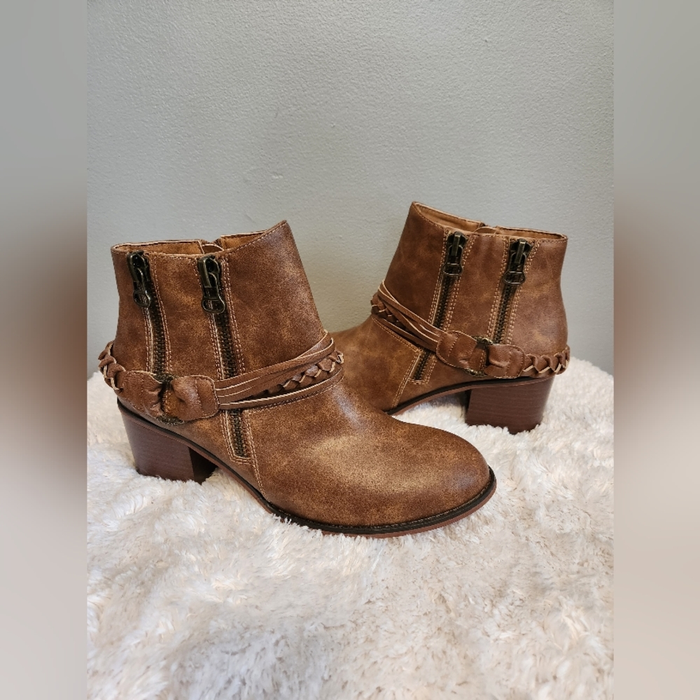 NWOT Not Rated Ankle Bootie Size 10